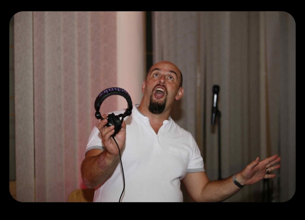 DJ Bomiboy esküvői DJ-ként a DJ pult mögött
