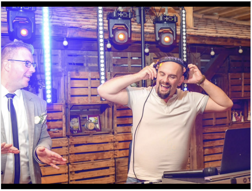 Dj Bominoy a dj pultban Bodnár Zsolt ceremóniamesterrel Nyíradonyban a TB Ranchon