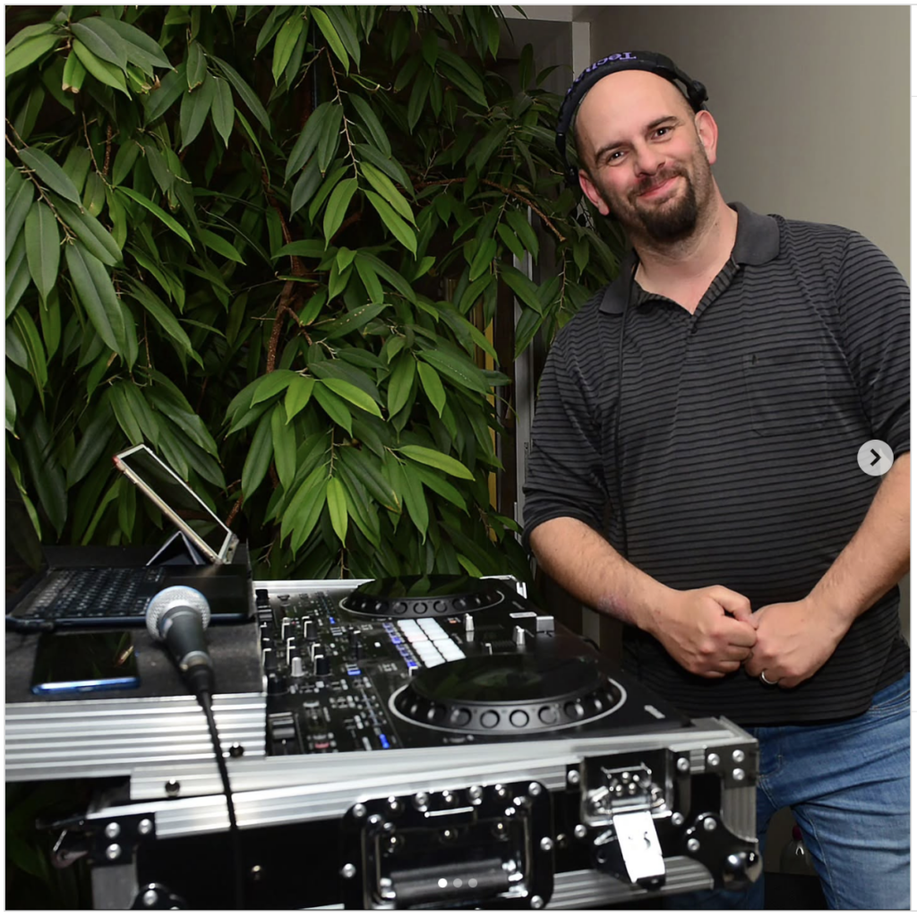 Dj Bomiboy a dj pultban Debrecenben az Agrár étteremben